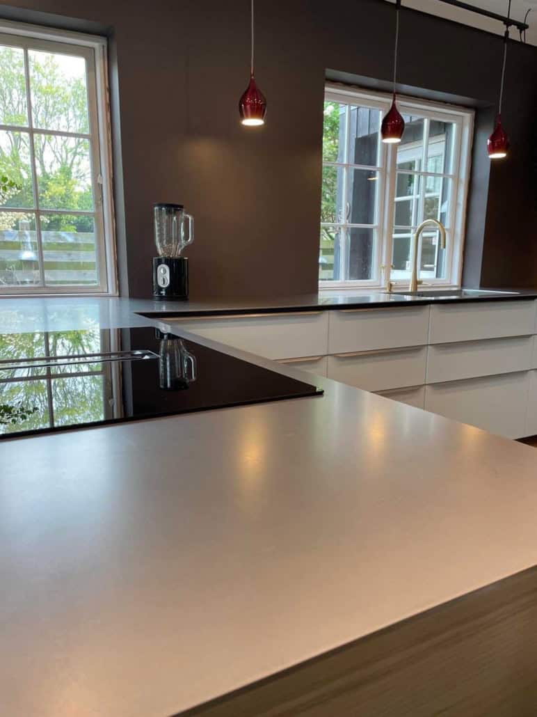 Stålbordplade med indbygget induction