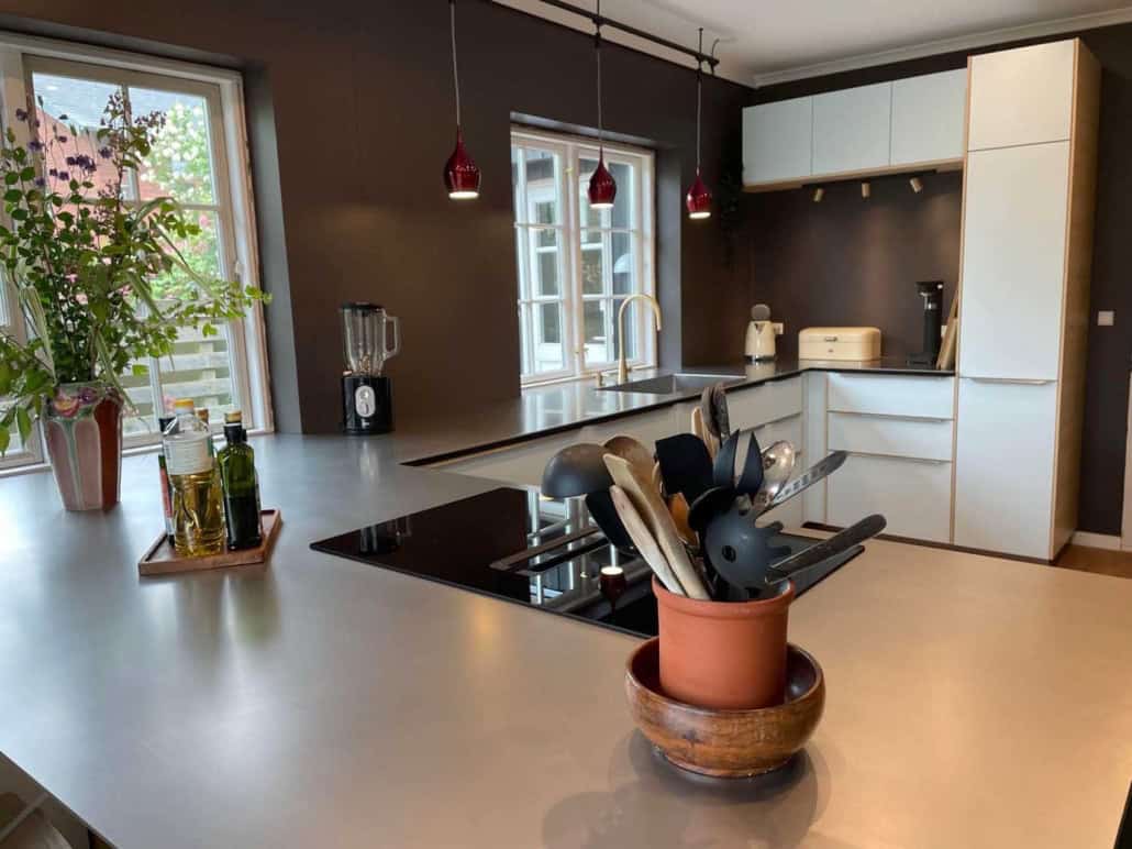 Stålbordplade integreret i hjemmet