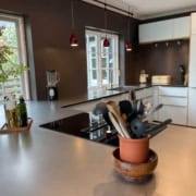 Stålbordplade integreret i hjemmet