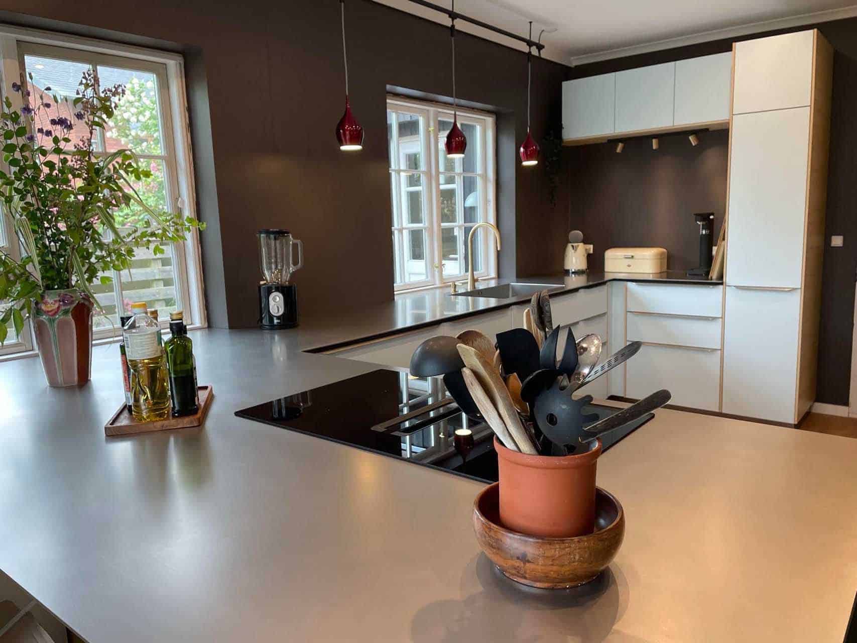 Stålbordplade integreret i hjemmet